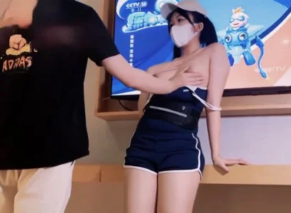 Cô nhân viên xinh đẹp bán TV với chàng khách hàng may mắn