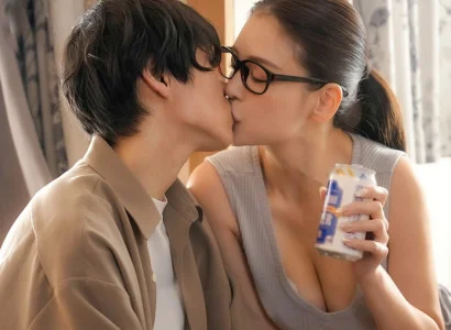 Anh chàng bị bạn gái cắm sừng được chị hàng xóm quan tâm