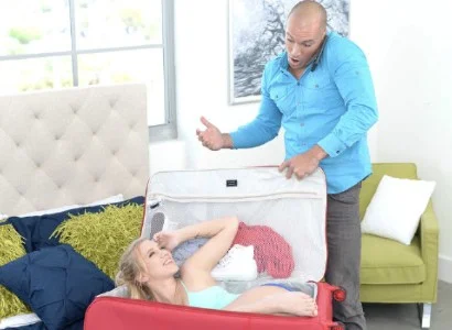 Món quà bên trong vali được tiết lộ